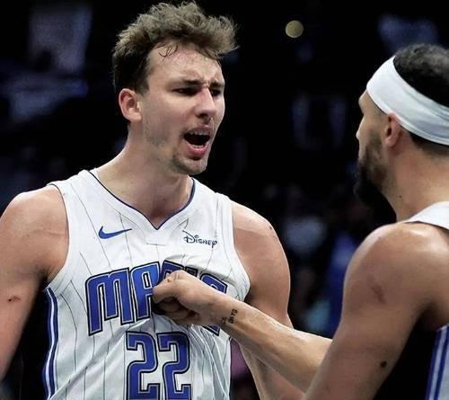 熊猫体育包含今夜奥兰多魔术调整名单以备NBA常规赛；队长鼓劲环节打磨；气氛紧张；轮换策略成焦点的词条